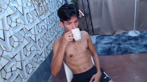 Snapshot of maxiebunny99 chatting on February 2025 11:58:02 PM Reyn online show from February 2025 11:58:02 PM