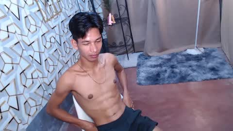 Snapshot of maxiebunny99 chatting on February 2025 11:05:01 PM Reyn online show from February 2025 11:05:01 PM