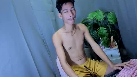 Snapshot of maxiebunny99 chatting on October 2025 05:08:01 AM Reyn online show from October 2025 05:08:01 AM