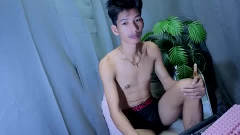 Snapshot of maxiebunny99 chatting on October 2025 06:36:01 AM Reyn online show from October 2025 06:36:01 AM