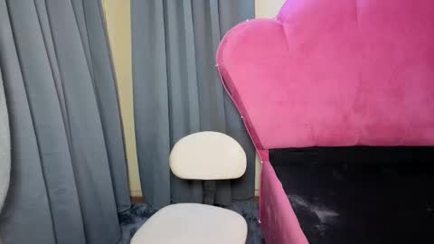 Snapshot of maxiebunny99 chatting on November 2025 12:21:02 AM Reyn online show from November 2025 12:21:02 AM