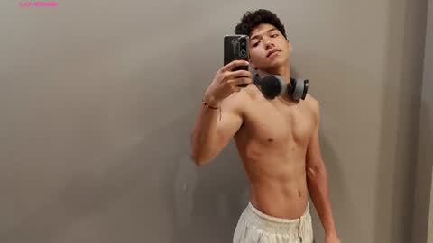 Snapshot of maximiliano_kh4lil chatting on July 2026 12:33:01 PM Maximiliano online show from July 2026 12:33:01 PM