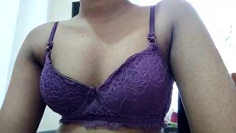 Snapshot of maxladycox chatting on March 2026 05:00:02 AM Dorea online show from March 2026 05:00:02 AM