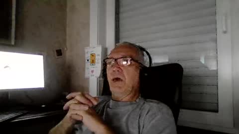 Snapshot of maxou569 chatting on August 2026 07:11:01 AM maxou569 online show from August 2026 07:11:01 AM