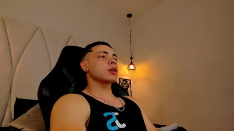 Snapshot of maxwell_dupont chatting on February 2025 12:40:01 AM MAX online show from February 2025 12:40:01 AM