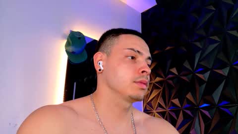 Snapshot of maxwell_dupont chatting on November 2025 12:05:01 AM MAX online show from November 2025 12:05:01 AM