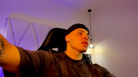 Snapshot of maxwell_dupont chatting on December 2025 07:30:02 PM MAX online show from December 2025 07:30:02 PM