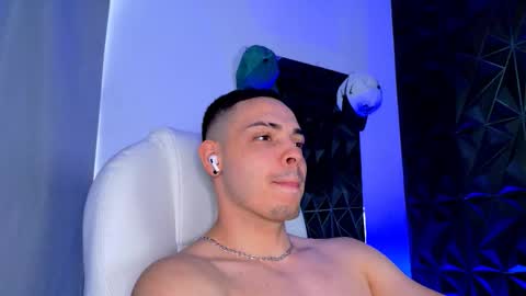 Snapshot of maxwell_dupont chatting on December 2025 07:18:01 PM MAX online show from December 2025 07:18:01 PM