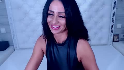 Snapshot of medeeabee chatting on November 2025 04:55:01 AM Medeea Bee online show from November 2025 04:55:01 AM