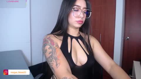 Snapshot of megan_bluee_ chatting on November 2025 04:20:01 PM Megan Bluee online show from November 2025 04:20:01 PM