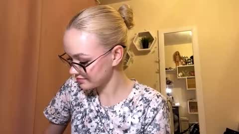 Mia online show from March 2026 06:18:02 PM