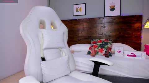 Meghan  online show from January 2025 12:47:01 PM