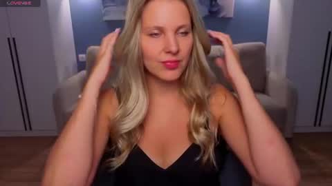Snapshot of melaniebennett chatting on June 2026 07:17:02 AM Melanie Bennett online show from June 2026 07:17:02 AM