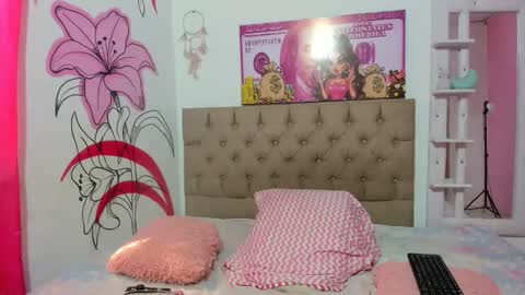 meli_lewis online show from November 2025 03:45:02 PM