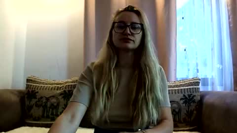 Snapshot of melly_rosey chatting on June 2026 06:00:02 AM Melly online show from June 2026 06:00:02 AM