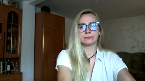Snapshot of melly_rosey chatting on June 2026 07:18:02 AM Melly online show from June 2026 07:18:02 AM