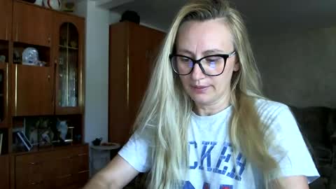 Snapshot of melly_rosey chatting on June 2026 12:49:01 PM Melly online show from June 2026 12:49:01 PM