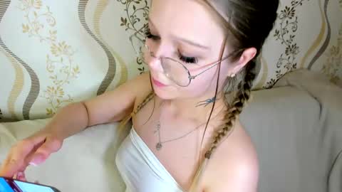 MelMooon online show from September 2025 07:02:02 PM