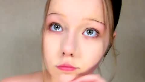 MelMooon online show from June 2026 07:47:01 PM