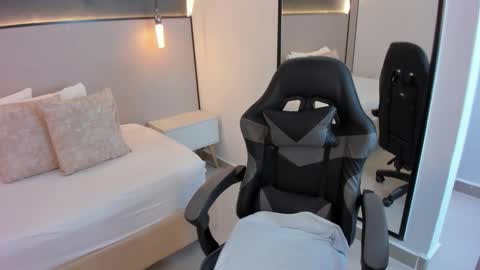 Snapshot of melody_flowers chatting on November 2025 12:27:02 PM Melody online show from November 2025 12:27:02 PM