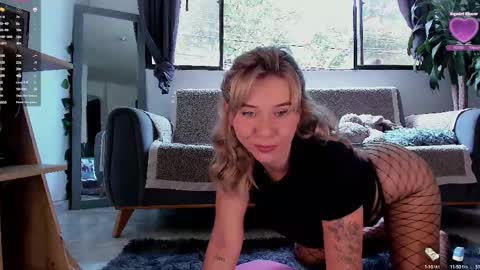 Snapshot of melodypetitex chatting on February 2025 07:08:02 PM sophia online show from February 2025 07:08:02 PM