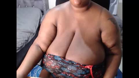 Snapshot of mency1980 chatting on November 2025 06:52:02 PM bigboobsass online show from November 2025 06:52:02 PM