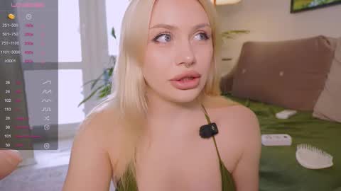 Snapshot of meukotis chatting on September 2025 01:23:02 PM Stella online show from September 2025 01:23:02 PM