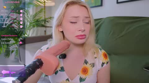 Snapshot of meukotis chatting on October 2025 08:22:01 AM Stella online show from October 2025 08:22:01 AM