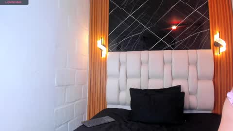 Mia online show from April 2026 01:18:01 PM