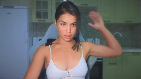 Mia online show from September 2025 07:04:02 PM