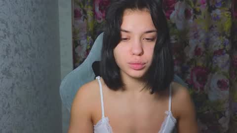 Mia online show from November 2025 04:04:01 AM