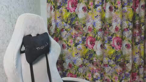 Mia online show from November 2025 08:43:01 PM