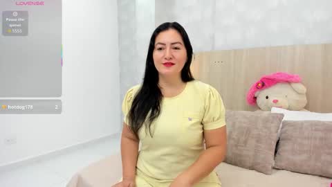 Mia Aristizabal online show from November 2025 11:25:02 AM