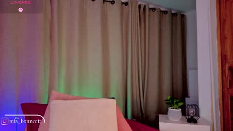 Snapshot of mia_bonneett chatting on July 2026 05:53:01 AM online show from July 2026 05:53:01 AM