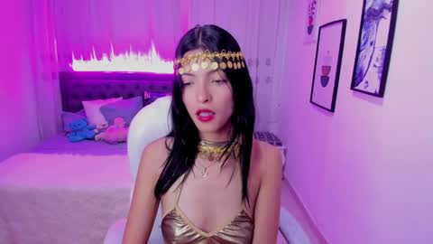 Mia online show from November 2025 08:30:01 PM