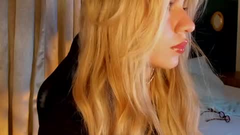 Snapshot of mia_curry chatting on June 2026 07:13:01 PM M I A online show from June 2026 07:13:01 PM