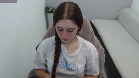 Mia online show from November 2025 01:33:02 PM