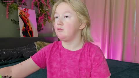 Mia online show from March 2026 03:00:01 AM