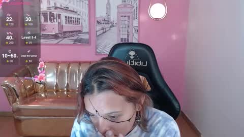 Mia online show from October 2025 02:18:01 PM