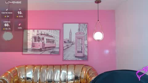 Mia online show from November 2025 01:22:01 PM