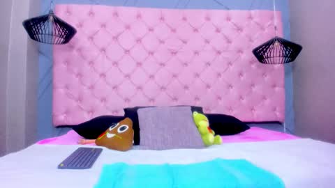 Mia online show from November 2025 12:28:02 PM