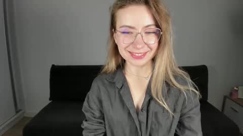 Mia online show from December 2025 02:35:01 PM