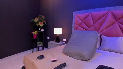 MIA  online show from April 2026 06:05:01 PM