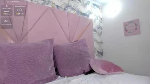 Mia online show from April 2026 04:52:01 AM