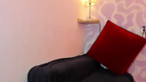 Mia . online show from November 2025 12:40:02 PM