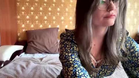 Snapshot of mia_shine_bright chatting on November 2025 06:12:02 AM Mia online show from November 2025 06:12:02 AM