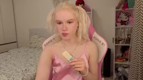 Mia online show from March 2026 03:12:01 AM