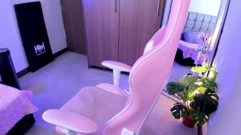 mia  nicolle online show from April 2026 03:43:01 PM