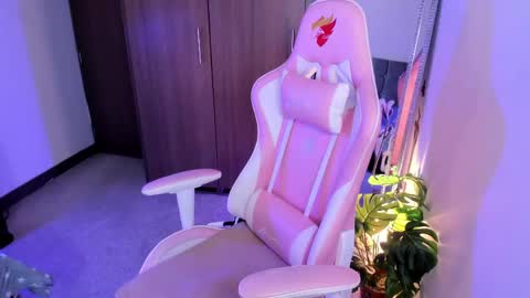 mia  nicolle online show from April 2026 11:11:01 PM