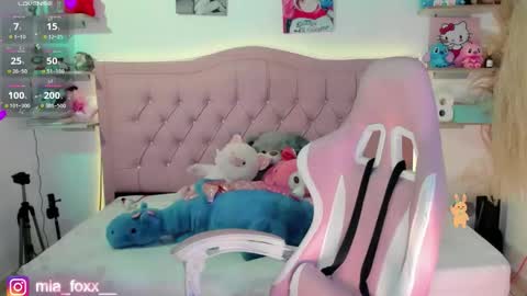 Mia online show from November 2025 09:14:02 PM